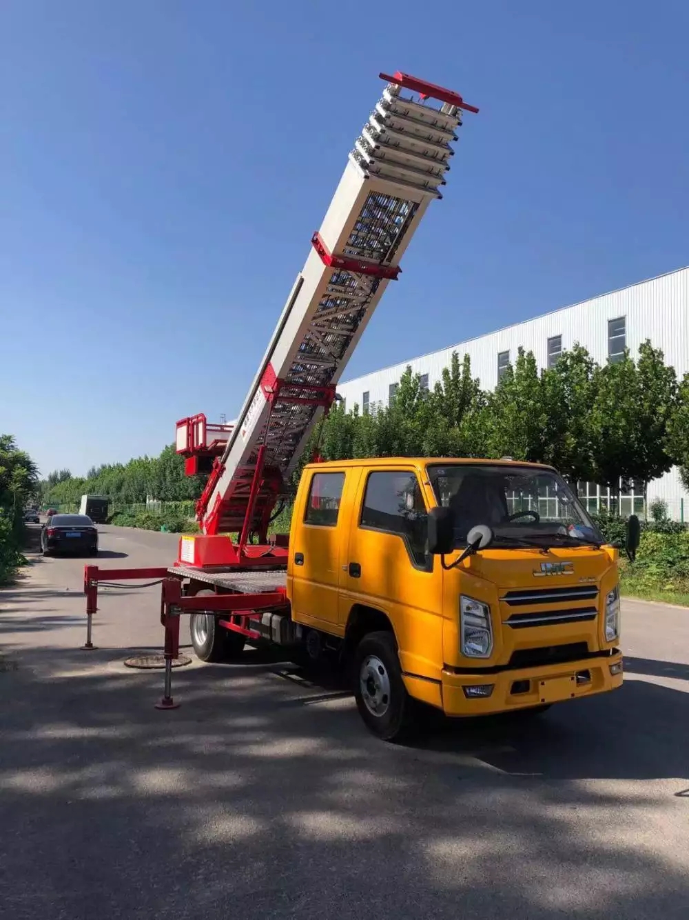 南明附近的云梯车出租服务：轻松解决高空作业需求