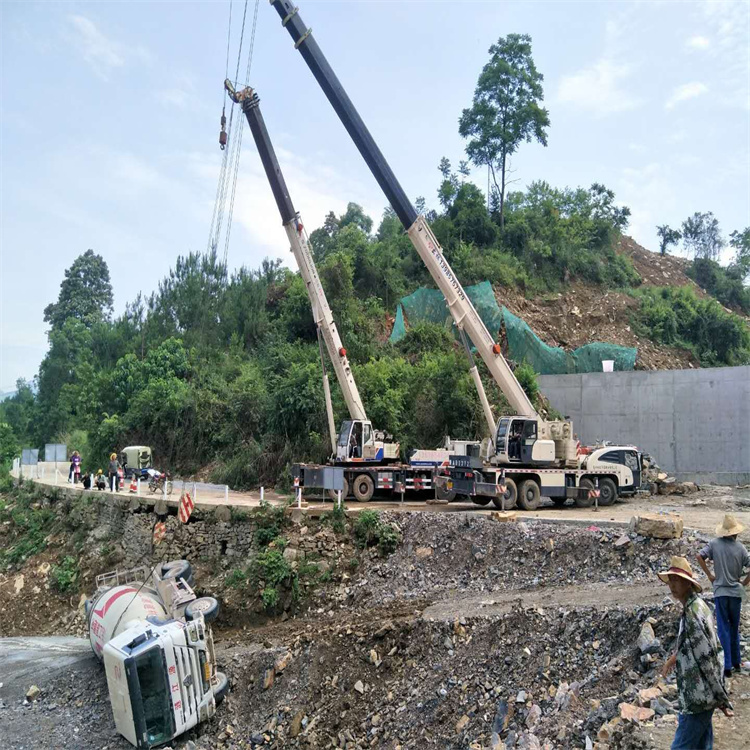 南明汽车掉沟里叫吊车救援要多少钱
